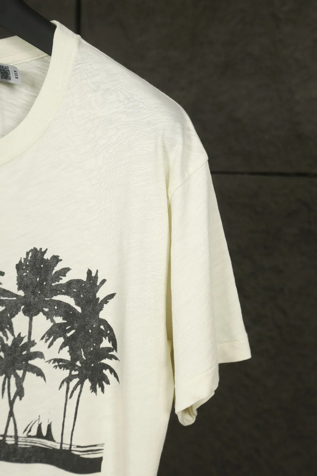 P124 Actual photo [Hot in summer] Style number: 25050# Color: Mi Xing Size: S to XL - Ralph Lauren/Ralph Lauren 2025SS Summer new Hampton coastal style island coconut tree soft slub cotton short-sleeved Tee - Correct and short version The upper body is more proportional ✅ - Original consistent warp and weft slub cotton, soft and comfortable with a sense of laziness ✅ - RL 25 new coconut tree printed cotton Tee The resort-style coconut tree and island pattern print on the chest enriches the visual beauty. The apricot color and the texture of the bamboo fabric have a very lazy summer style. The loose and short version is not picky about your body shape and brings out the Instagram atmosphere. Highly recommended.